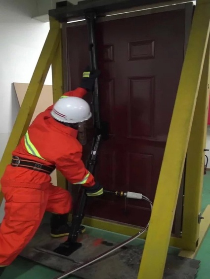 一款可以同時(shí)打開(kāi)內(nèi)開(kāi)門(mén)和外開(kāi)門(mén)的破門(mén)神器！